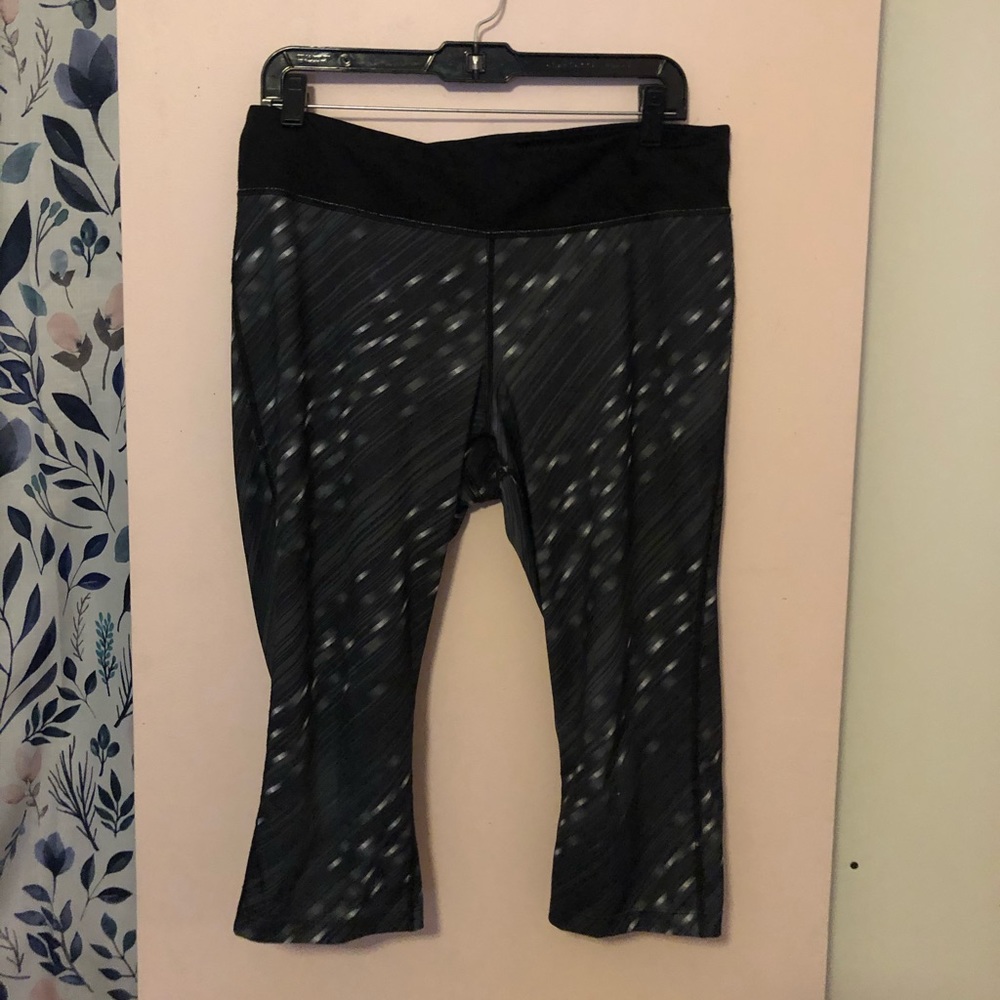 Cropped patterned leggings